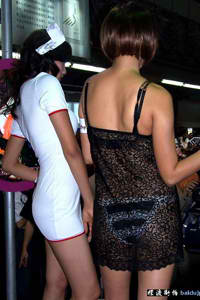 天降女子从二楼掉下来的女孩子